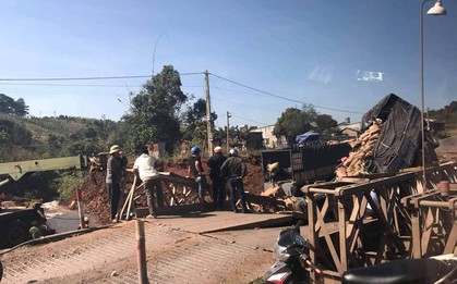 Sập cầu tạm ở Đắk Nông, xe tải rơi xuống suối