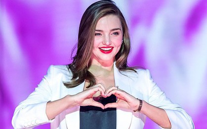 Chẳng hở hang khoe da thịt, Miranda Kerr vẫn quyến rũ hết chỗ chê với cặp má lúm đồng tiền thương hiệu