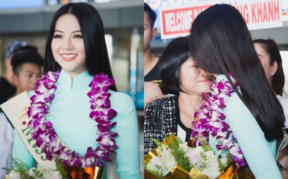 Tân Hoa hậu Trái đất 2018 Phương Khánh vỡ oà trong vòng vây người hâm mộ, nghẹn ngào ôm chặt mẹ tại sân bay Việt Nam