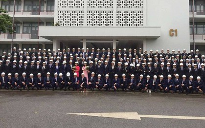 Khi dân xây dựng, kỹ thuật chụp kỷ yếu: Phải thuê con gái trường khác đến đứng cho có nếp có tẻ, cho đẹp đội hình!