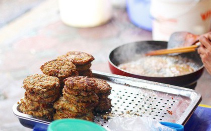 Chưa bao giờ thời tiết lại thuận lợi để đi ăn một miếng chả rươi nóng hổi như bây giờ