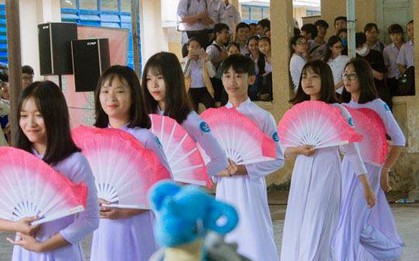 Nam thanh niên bất ngờ trà trộn vào nhóm múa quạt nữ, thần thái ăn đứt chị em đồng đội