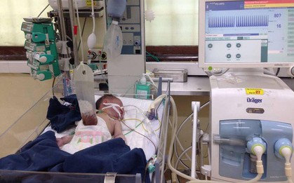 Chồng đỡ đẻ cho vợ tại nhà đau đớn phát hiện con gái bị lòi ruột ngoài bụng