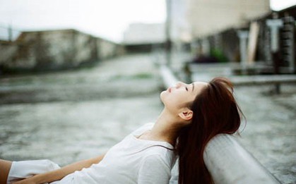 Làm thêm cả chục nghề, nằm viện vẫn bán hàng, nghị lực của cô sinh viên nghèo gây tranh cãi: Bán mạng như thế còn gì thanh xuân