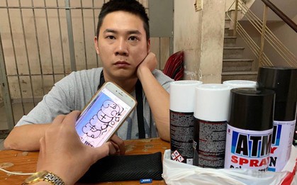 TP.HCM: Bắt quả tang du khách nước ngoài vẽ bậy lên tường ở khu phố Tây Bùi Viện
