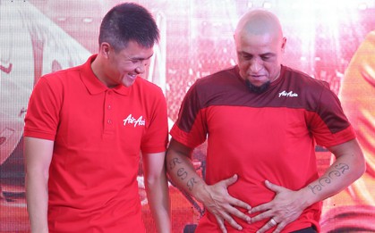 Đọ bụng mỡ với Công Vinh, huyền thoại Roberto Carlos khiến fan Việt Nam cười "bể ruột"