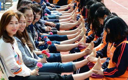 Nhân 20/11, cùng tìm hiểu ngày nhà giáo trên thế giới: Học sinh Hàn tặng hoa cẩm chướng, người Nhật lại không có ngày lễ này vì lí do bất ngờ