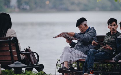 Ngày mùa đông chính thức "chạm ngõ" miền Bắc, người dân Hà Nội mặc áo ấm xuống phố