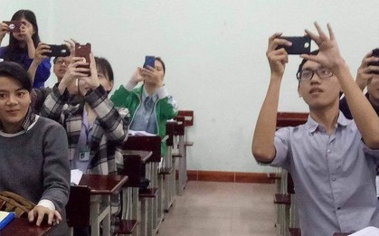 Sinh viên giờ lạ lùng lắm: Không thích ghi chép, bài giảng nào cũng chụp nhưng chẳng bao giờ xem lại