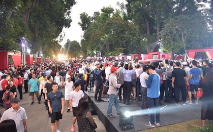 Ảnh: Khu trưng bày các mẫu xe VinFast chính thức mở cửa, "biển" người Hà Nội đổ xô đến tham quan