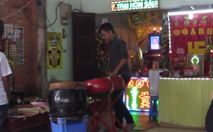 Nghẹn lòng cảnh chồng đưa thi thể vợ và 2 con nhỏ về quê sau vụ cháy xe bồn chở xăng ở Bình Phước