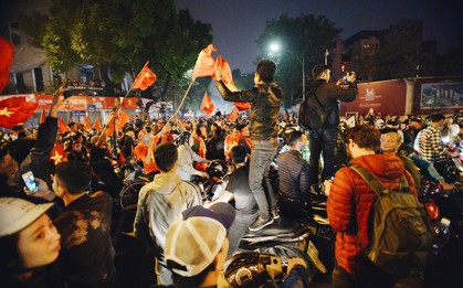 Hàng nghìn cổ động viên Hà Nội đổ ra đường ăn mừng chiến thắng thuyết phục của đội tuyển Việt Nam trước Campuchia