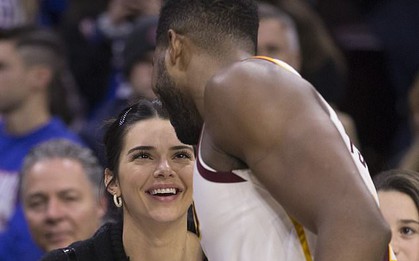 Kỳ lạ như gia đình Kardashian: Kendall Jenner tươi cười cổ vũ cho anh rể từng "cắm sừng" chị gái