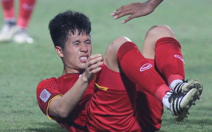 Tách phòng tại khách sạn bất thành, thầy Park chia cắt Trọng "sơ vin" và Tiến Dũng trên sân