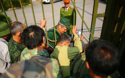 Trụ sở bị vây kín, VFF đồng ý mở bán vé trực tiếp bổ sung