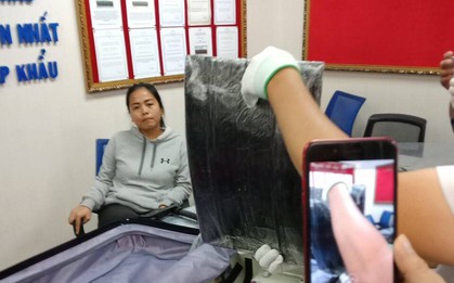 Nữ hành khách ngoại quốc bị bắt giữ khi giúp bạn trai mang hơn 4kg cocaine qua sân bay Tân Sơn Nhất