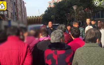 Làm giàu không khó: Các cụ bà rủ nhau chặn ngang xe cưới, đòi cô dâu chú rể đưa tiền mới chịu cho đi