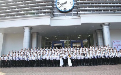 Sinh viên Bách khoa khổ sở khoe ảnh kỷ yếu chỉ có 2 nữ sinh còn bị phán: Con gái đi thuê về đấy, lớp không có mống nào đâu!