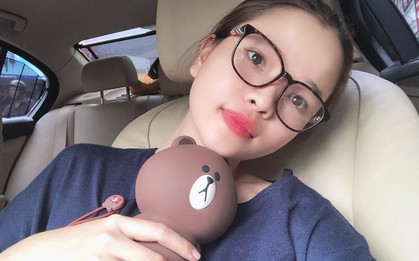 Các chàng độc thân ra đây mà xem có cô gái xinh tận hưởng FA bằng cách dẫn gấu nhồi bông vi vu khắp nơi đây này