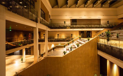 Khung cảnh bên trong nhà máy sản xuất xe máy điện thông minh VinFast: Khu lễ tân sang xịn như resort cao cấp