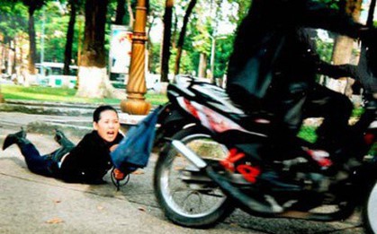 TP.HCM: Thanh niên dùng roi điện đánh vào đầu cô gái, cướp túi xách rồi tẩu thoát