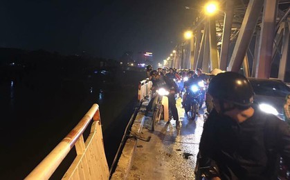 Vụ Mercedes đâm gãy thành cầu lao xuống sông Hồng: Tìm thấy CMND của 1 người đàn ông trên xe