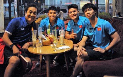 Trước trận ra quân AFF Cup 2018: Tuyển Việt Nam "học thêm" đến tối muộn ở quán cà phê tại Lào