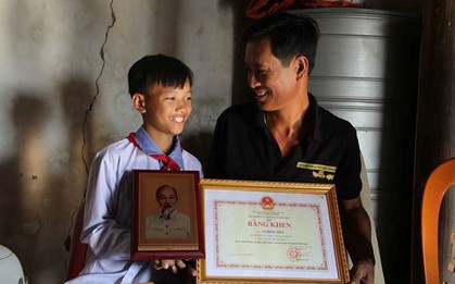 Món quà bất ngờ dành cho nam sinh nghèo nhặt được của rơi trả cho người đánh mất