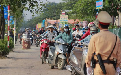 Người dân phải dắt bộ xe máy hàng trăm mét ngược vỉa hè để tránh ùn tắc: Hệ quả của xe buýt nhanh BRT?