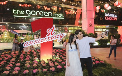 Mãn nhãn với bánh sinh nhật hoa cẩm tú cầu khổng lồ của The Garden Mall