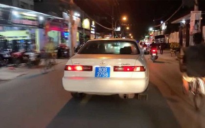 Xử phạt gần 15 triệu đồng đối với người đàn ông lái ô tô biển xanh giả, hú còi ưu tiên để “ra oai” ở Sài Gòn