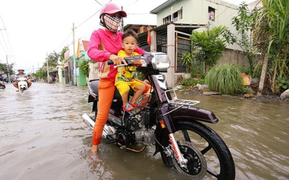 Triều cường dâng cao ở Sài Gòn, cha mẹ khổ sở đẩy xe lội nước đưa con đi học về