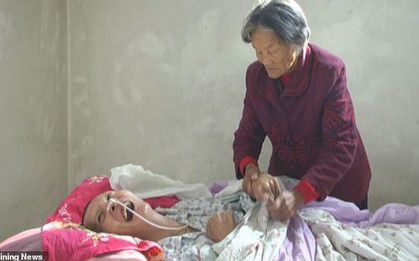 Mẹ chăm sóc con trai hôn mê suốt 12 năm ròng không nản chí, điều kỳ diệu không ai ngờ đã xảy ra