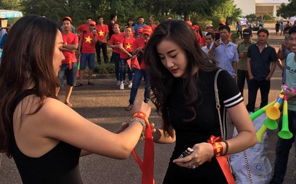 Những bóng hồng xinh đẹp tiếp lửa cho ĐT Việt Nam