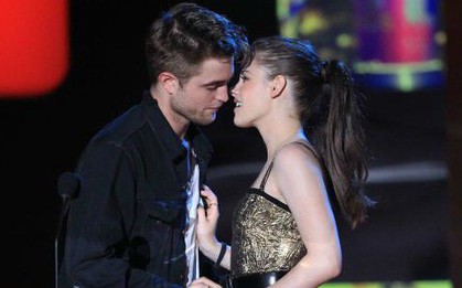 5 năm sau chia tay, Kristen Stewart vẫn luôn nhớ Robert và ân hận vì đã phản bội bạn trai cũ