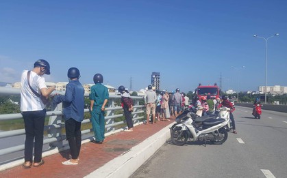 Người phụ nữ bỏ lại xe máy nhảy xuống sông Hàn tự tử, nhiều người đi đường ngỡ ngàng