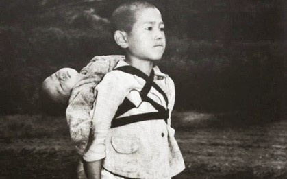 "Mộ Đom Đóm" đời thực: Hình ảnh cậu bé cõng em trai đã chết trên lưng gây ám ảnh về sự tàn khốc của chiến tranh Nhật Bản