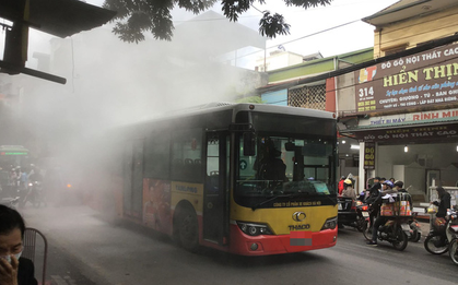 Hà Nội: Xe bus đang đi bất ngờ bốc khói mù mịt khiến nhiều người hoảng loạn