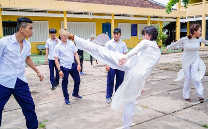 Ngọc Trinh diện áo dài thùy mị vừa... luyện chiêu tung cú đá cao qua đầu ngay hậu trường "Vu Quy Đại Náo"