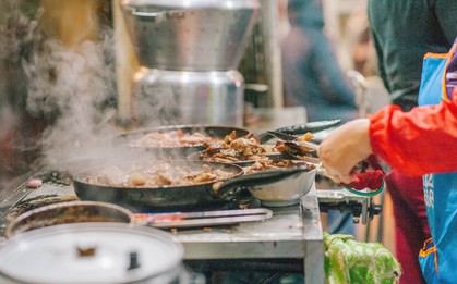 Cả ngày chỉ ở trong phố Bạch Mai cũng có thể ăn no toàn món nổi của con phố này