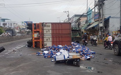 Hàng trăm thùng bia tràn ra đường, nhiều người nhặt mang đi mặc cho tài xế can ngăn