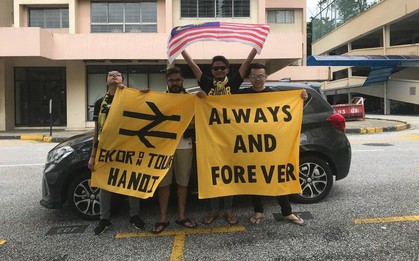 CĐV Malaysia lái xe suốt 1 ngày để đến Việt Nam cổ vũ đội nhà