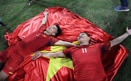 Vô địch AFF Cup, người hùng Anh Đức rớm nước mắt, chỉ biết nghẹn ngào thốt lên "tuyệt vời"