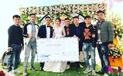 Nhóm bạn thân mừng cưới "siêu sang" bằng phong bì to hơn cả người cô dâu, chú rể