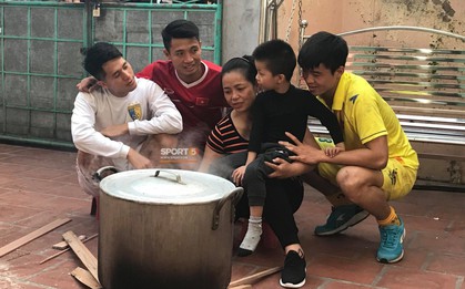 Tiến Dũng, Đình Trọng sang dọn nhà, gói bánh chưng cùng Duy Mạnh