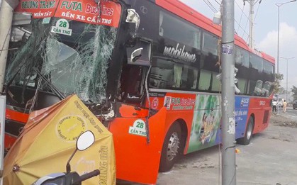 Tai nạn liên hoàn giữa 3 ô tô, xe khách Phương Trang tông gãy cột điện trước cửa quán ăn