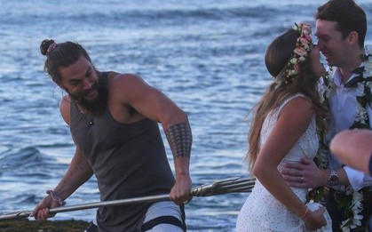 Chán làm vua biển cả, "Aquaman" mặc áo 3 lỗ, quần đùi lên bờ chụp ké ảnh cưới với thường dân