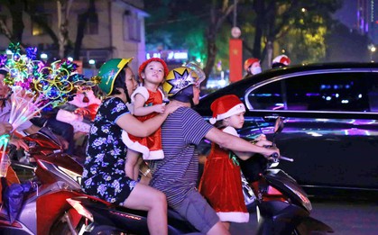 Người dân Hà Nội, Sài Gòn và Đà Nẵng ùn ùn đổ về trung tâm đón Giáng sinh