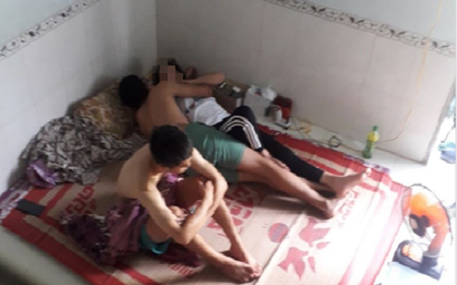 Nỗi khổ khi thằng bạn cùng phòng có người yêu: Chỉ có 1 cái giường nhưng suốt ngày đôi bạn chen vô rồi thản nhiên ôm ấp, hôn hít