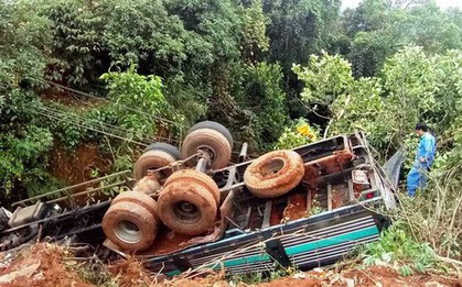 Tài xế và phụ xe cùng xe chở cà phê lao xuống vực sâu 20 m